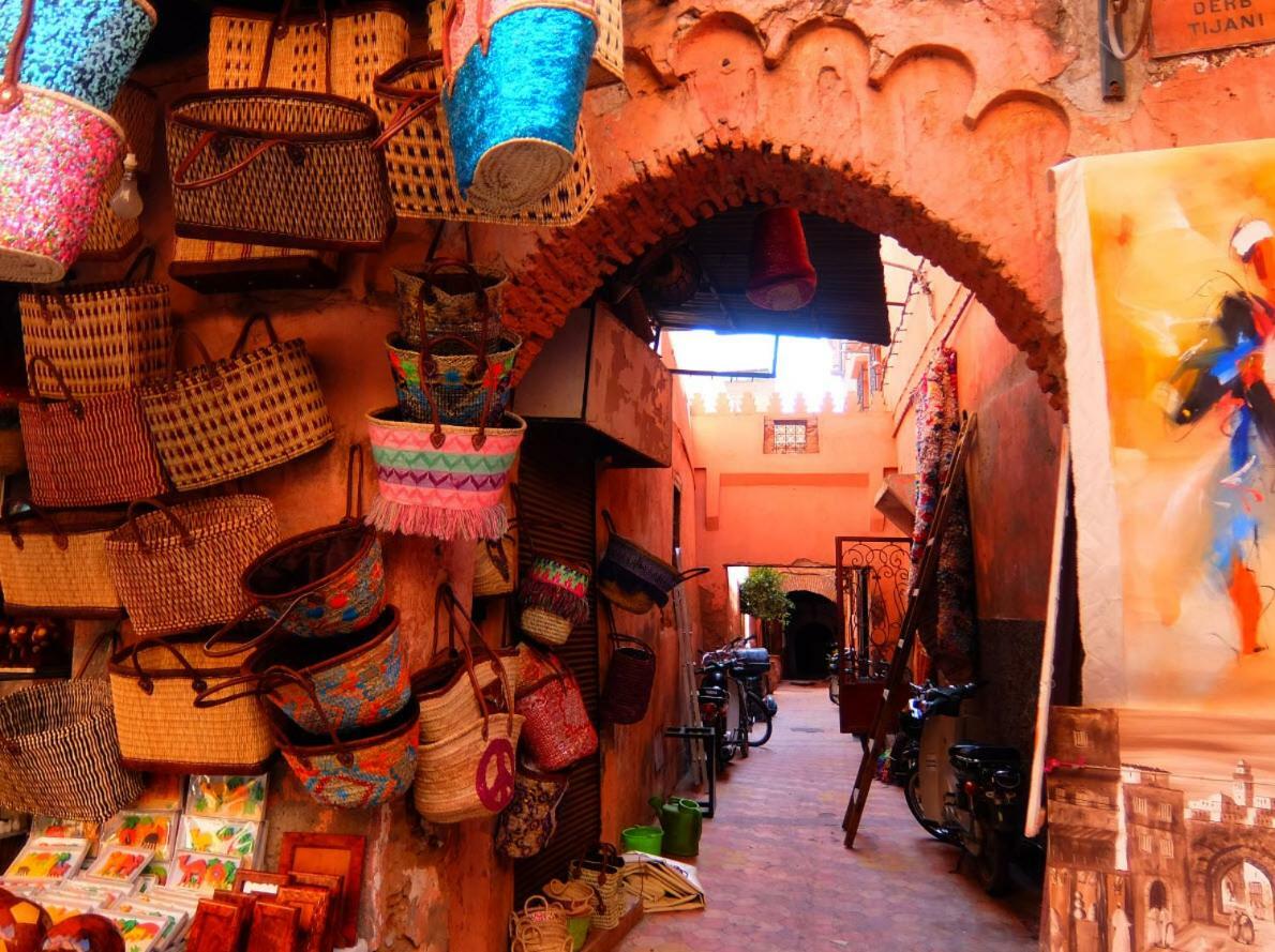 Riad Les Nuits De Marrakech Marrakesh Bagian luar foto Souk in Marrakech